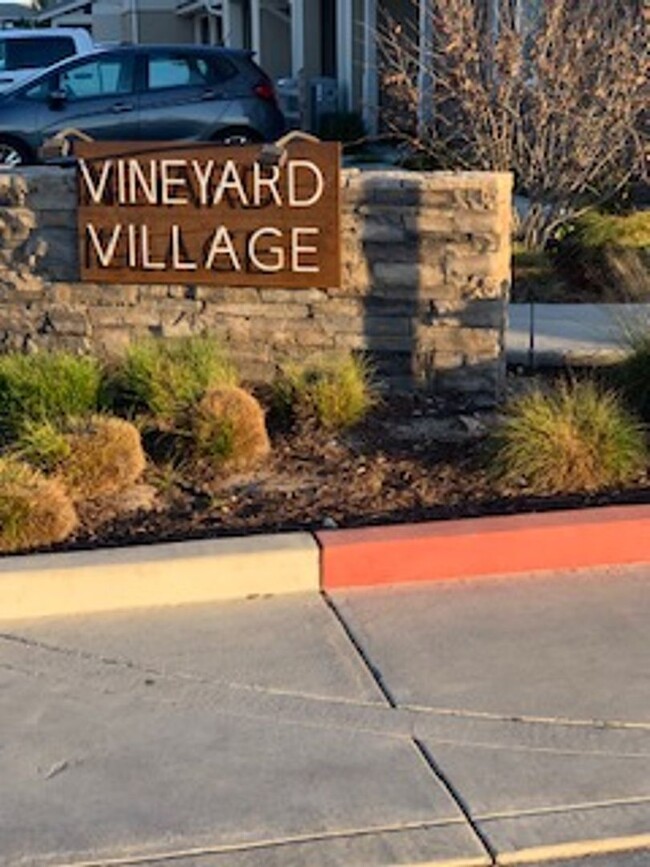 Charming Vineyard Village Townhome - Charming Vineyard Village Townhome