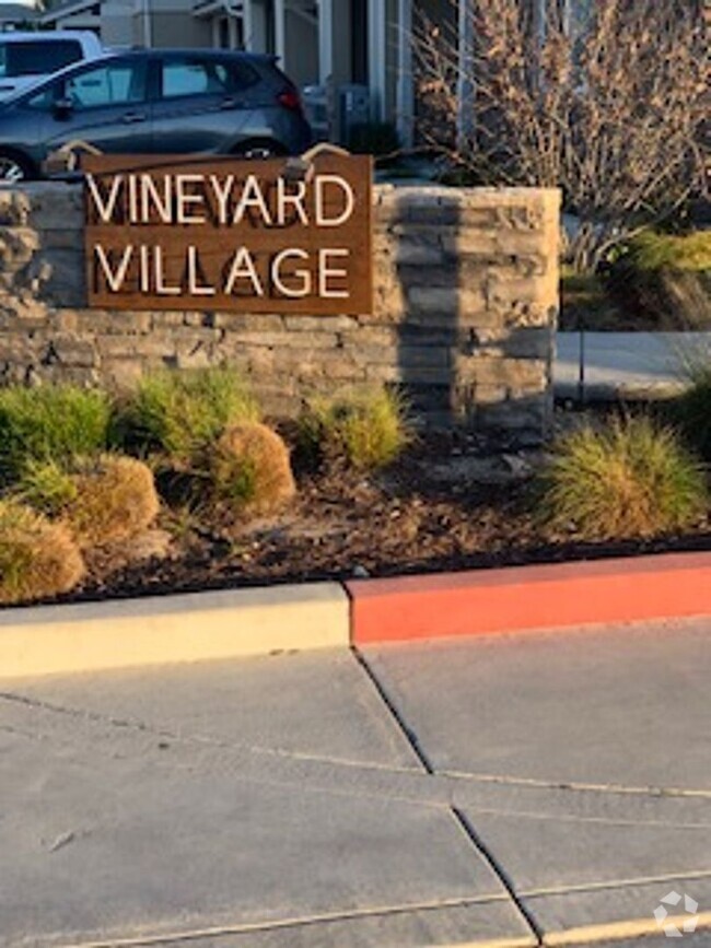 Building Photo - Charming Vineyard Village Townhome