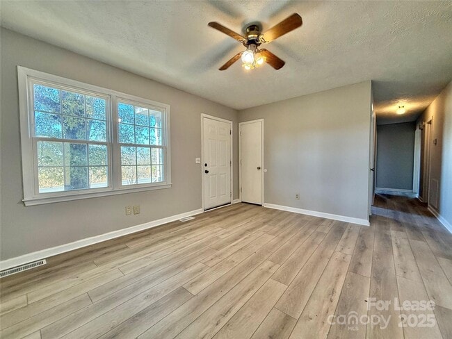 Photo - 1552 Airport Rd