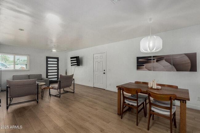 Photo - 829 W Mitchell Dr