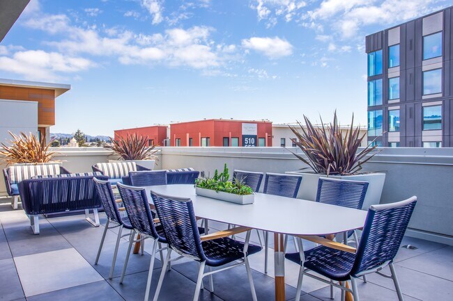 Lleva tus reuniones a nuevas alturas en la terraza comedor de la azotea.