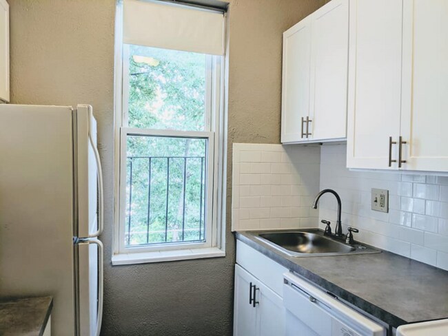 Photo - 1862 Beacon St Unidad 3-10