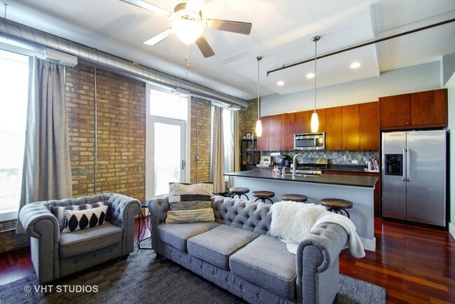 Building Photo - 3133 N Lakewood Ave Unit 2G