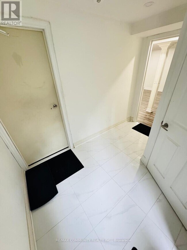 Photo - 933 Red Deer Ave