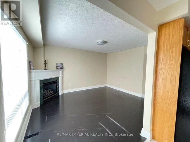 Photo - 27 Silver Linden Dr