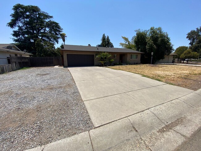 Spacious SW Visalia Home Available Now! - Spacious SW Visalia Home Available Now!