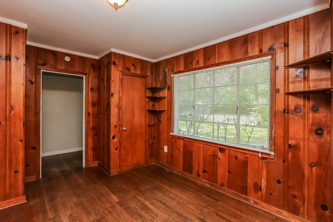 216 Cedarhurst Dr