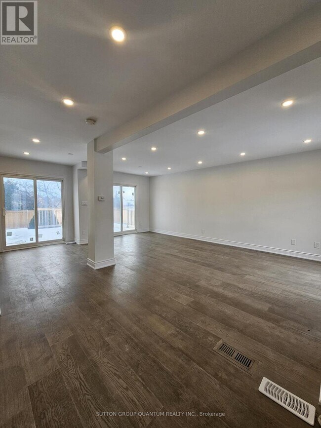 Photo - 2084 Hunt Crescent