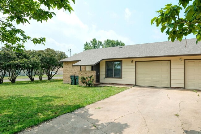 Building Photo - 2900 Mesquite Ln Unit A