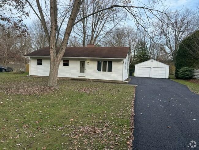 Building Photo - House for RENT in Howland!