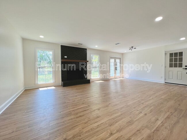 Photo - 212 Fernbank St