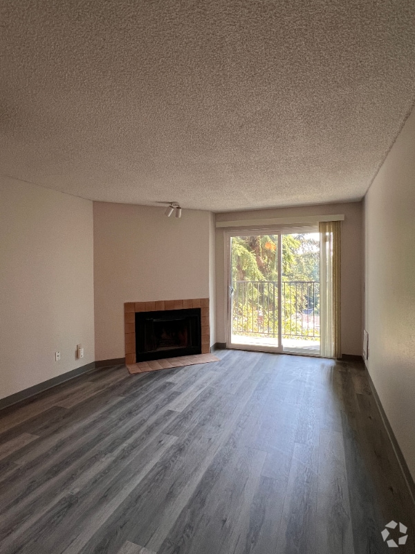 Building Photo - 10522 Lake City Way NE Rental