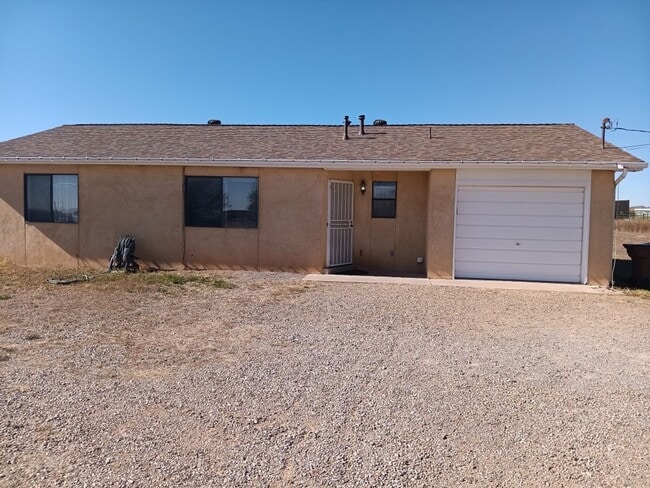 Building Photo - 3 Bedroom, 1 Bathroom Home! Schedule a Sho...