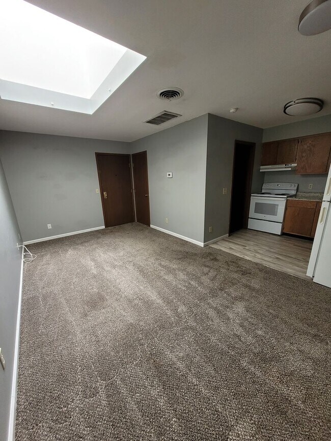 Photo - Updated Unit Right on Main Street in Bowling Green! Unit 8