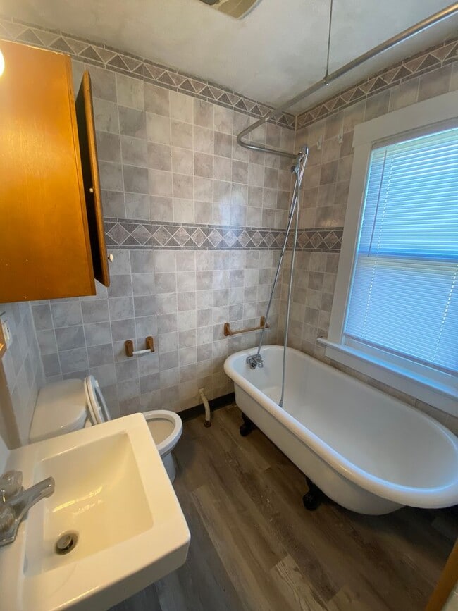 Photo - BUR1026 Unit 1026 1/2