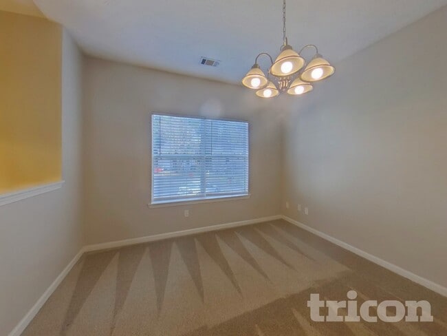 Photo - 1421 Highgrove Way