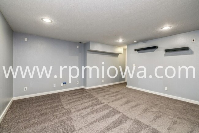Photo - WEST DES MOINES TWO-STORY!! 4 Bedroom, 3.5 Bathrooms!