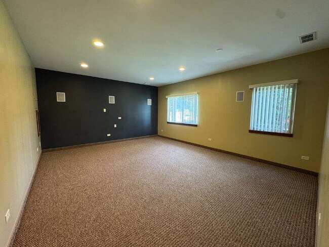 LUXURY RENTAL IN NORTH UTICA – OAK RIDGE VILLAGE