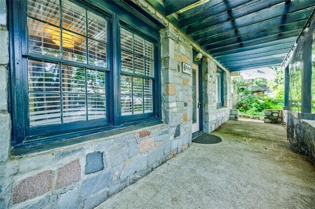 Photo - 183 Locust St NE