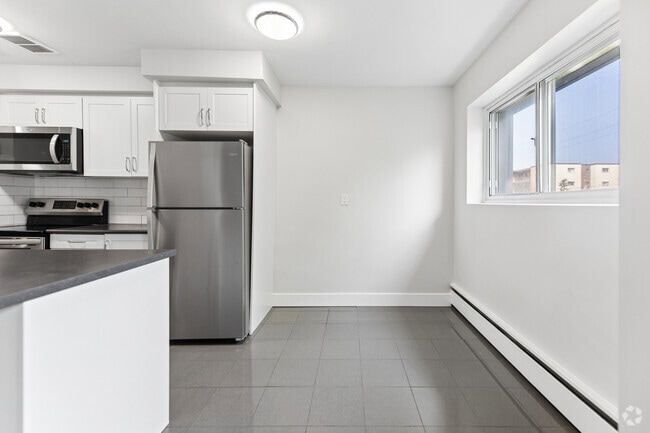 1 chambre, 1 salle de bain - 680 pi² - Salle à manger - 321 & 349 Marland Ave
