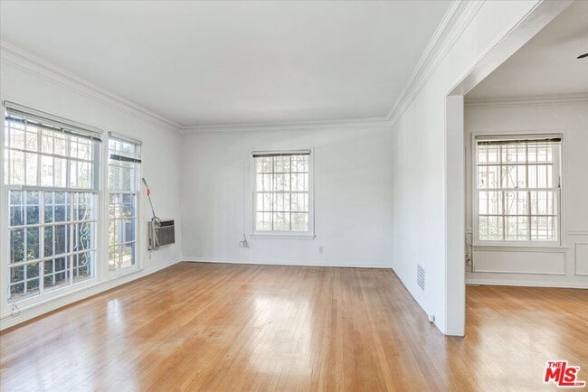 Building Photo - 142 N Hamilton Dr Unit A