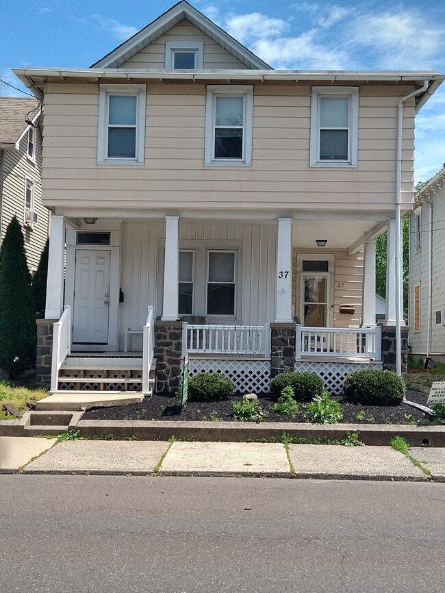 Building Photo - 37 N Hellertown Ave Unit B