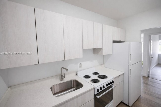 Building Photo - 7600 Dickens Ave Unit 2