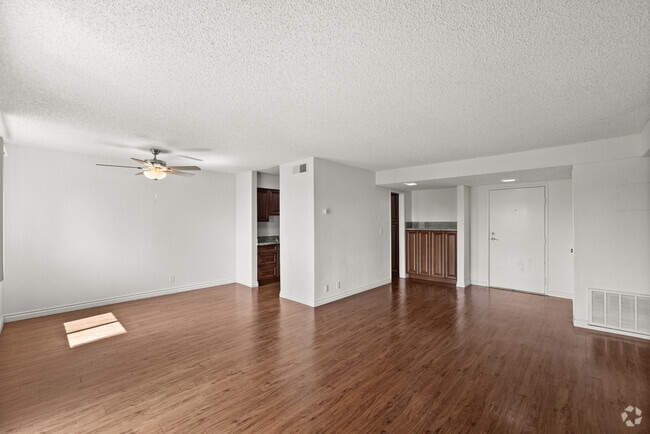 2BR, 2BA - 988SF - Living Room - Casa Granada
