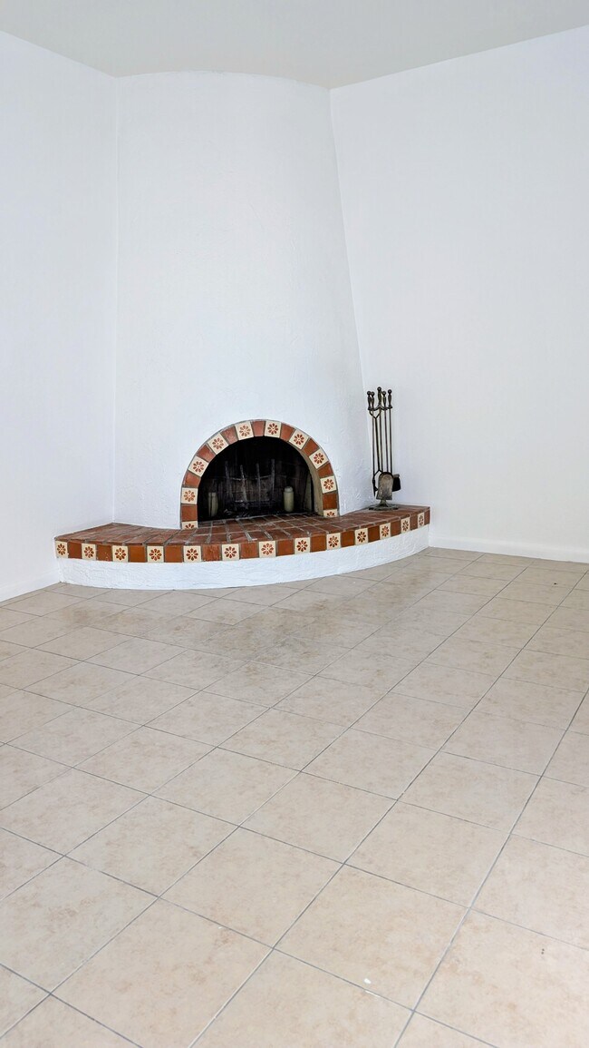 living rm - 712 S Lebanon Ln Unit UniversityShadows