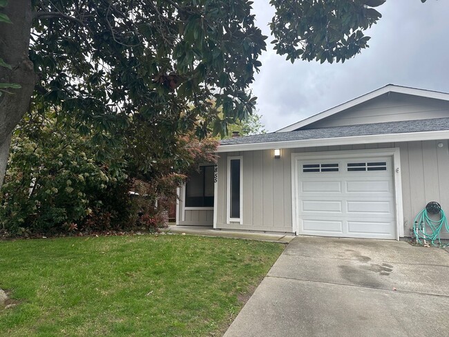 2 Bedroom 2 Bathroom Updated Duplex with Y... - 2 Bedroom 2 Bathroom Updated Duplex with Y... House