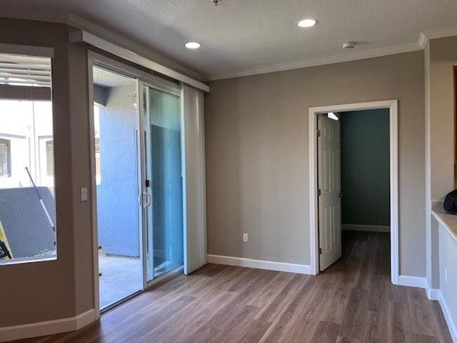 Photo - Beautifully updated condo in gated community. Sparkling pool. Stainless steel appliances and lami... Unidad 149