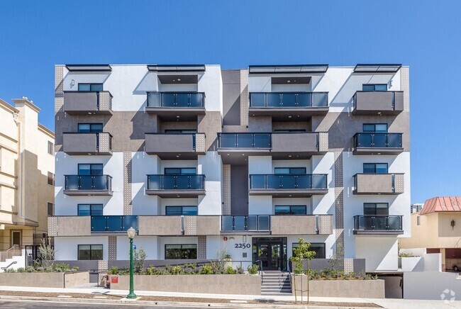Building Photo - Fox Hills Dr by Wiseman Rental
