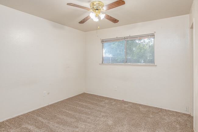 Dormitorio 3 - 1816 E Tucker Blvd