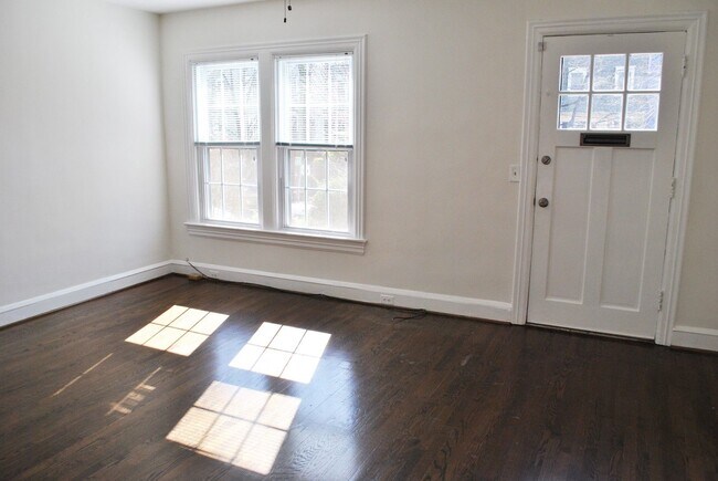 Photo - Georgetown near GT Medstar Hospital, Chic Rowhouse 5br/3Ba w/Yard, Deck. 2 Car Parking