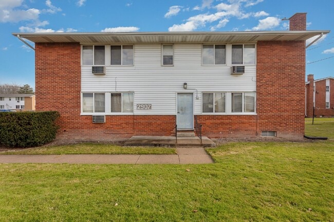 Building Photo - Available now! 2 bedroom, 1 bath apartment... Unit 3