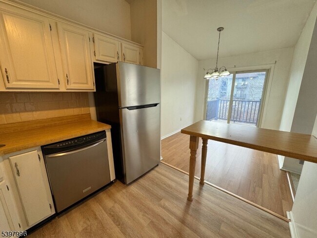 Photo - 410 Spruce Hills Dr