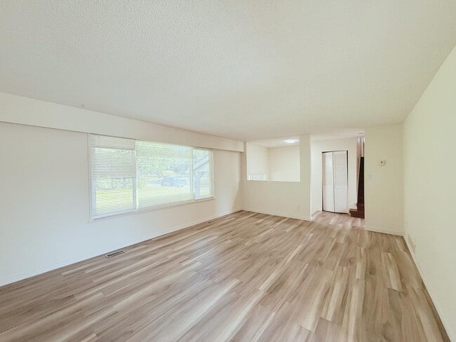 Photo - 16930-16923 23 Ave