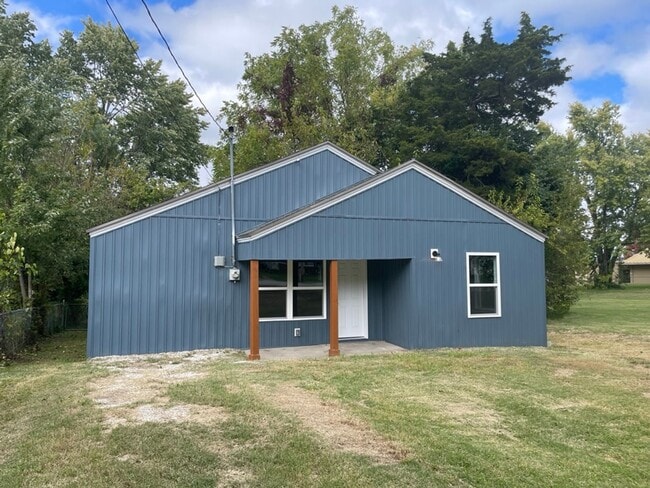 Building Photo - Beautiful 3 bedroom home available Early August!