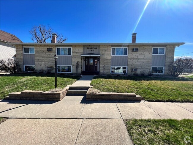 Building Photo - 901 18th St Unit Upper Rental