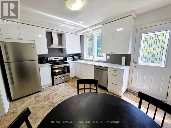 Photo - 12 Lacewood Crescent