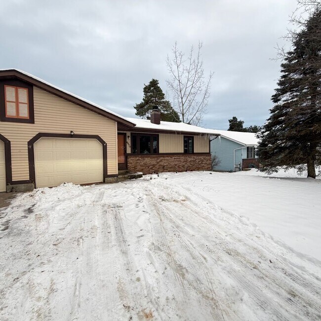 Building Photo - Rockford Schools! 3 Bedroom Duplex Unit 6670 Pleasantivew St. NE