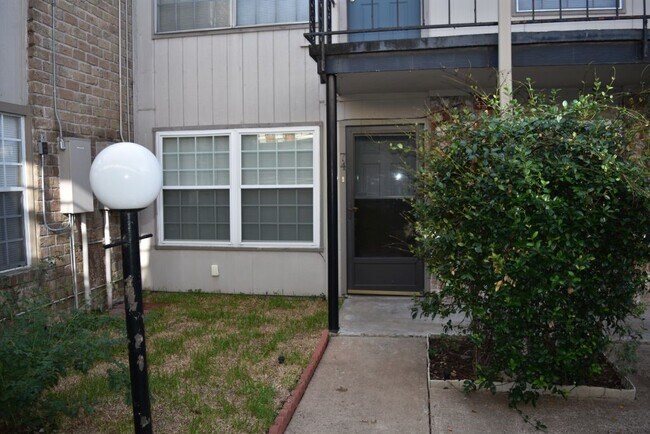 Building Photo - 5550 N Braeswood Blvd Unit True