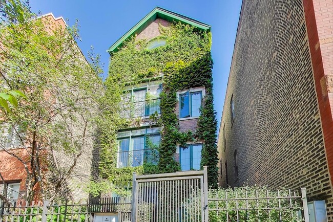 Building Photo - 819 N Damen Ave