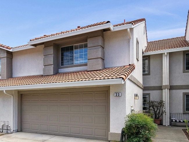 Home on cul de sac - 33 Maximo Ct Townhome
