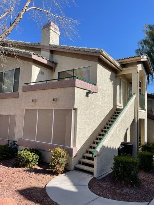 3 BEDROOMS 2 BATHS UPSTAIRS LEVEL UNIT - 3 BEDROOMS 2 BATHS UPSTAIRS LEVEL UNIT House