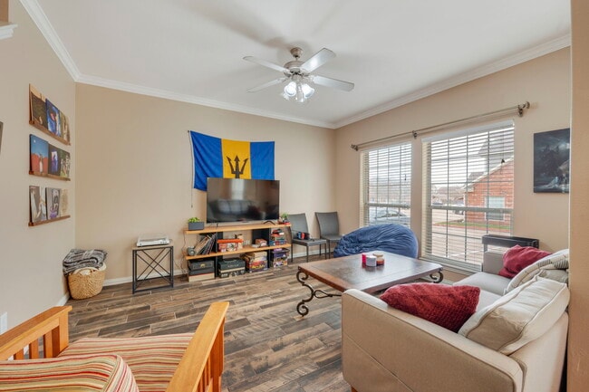 Photo - 1001 Krenek Tap Rd