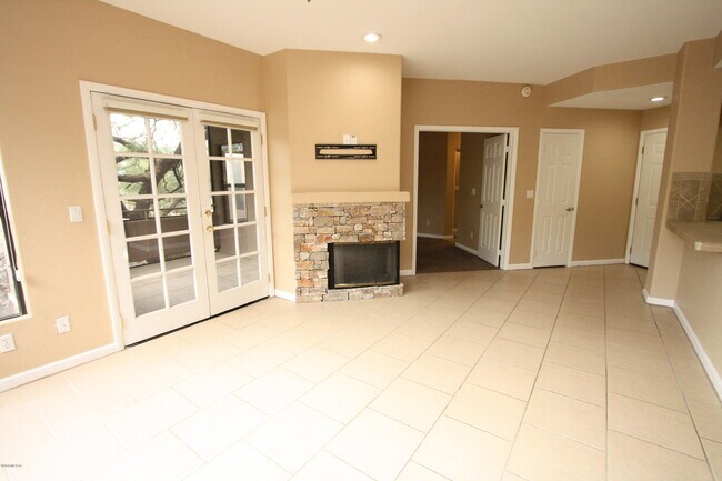 6655 N Canyon Crest Dr Unit 25102