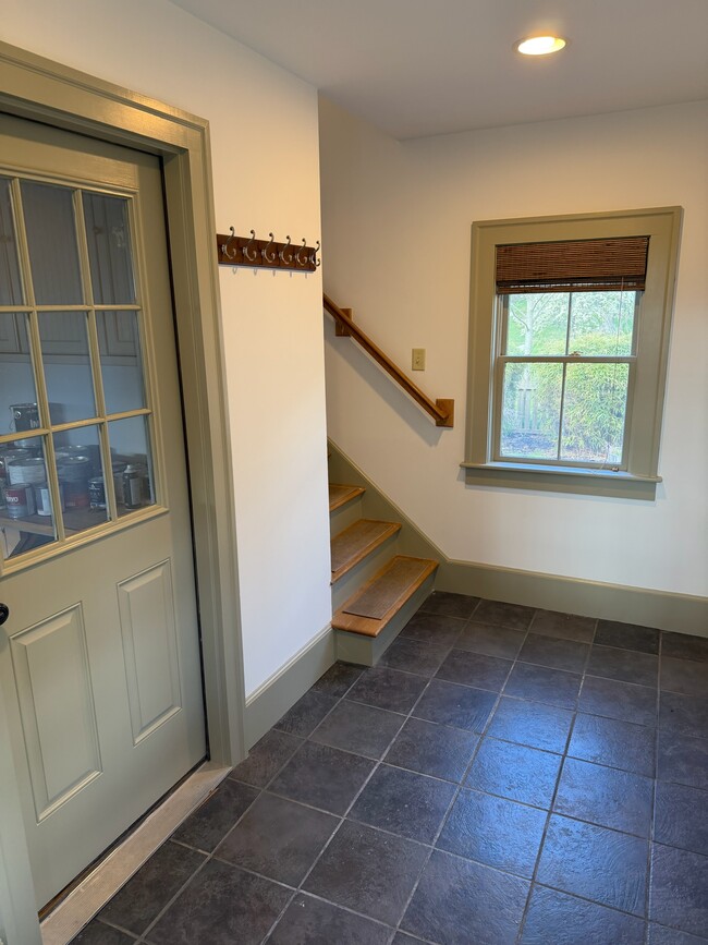Photo - 9 Ashby St Unidad Carriage House Apartment
