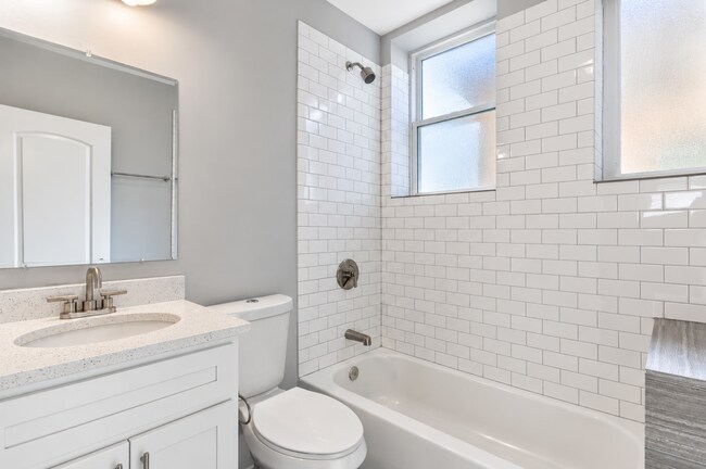 2117 W 18th St Unit 2R