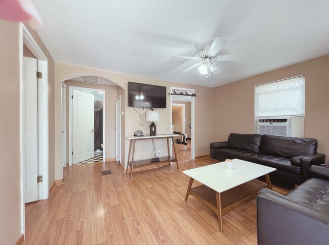 Photo - 310 Johnson St